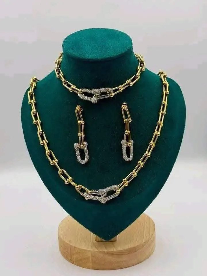 Parure Série Tiffany – Collier & Boucles d’Oreilles en Acier Inoxydable