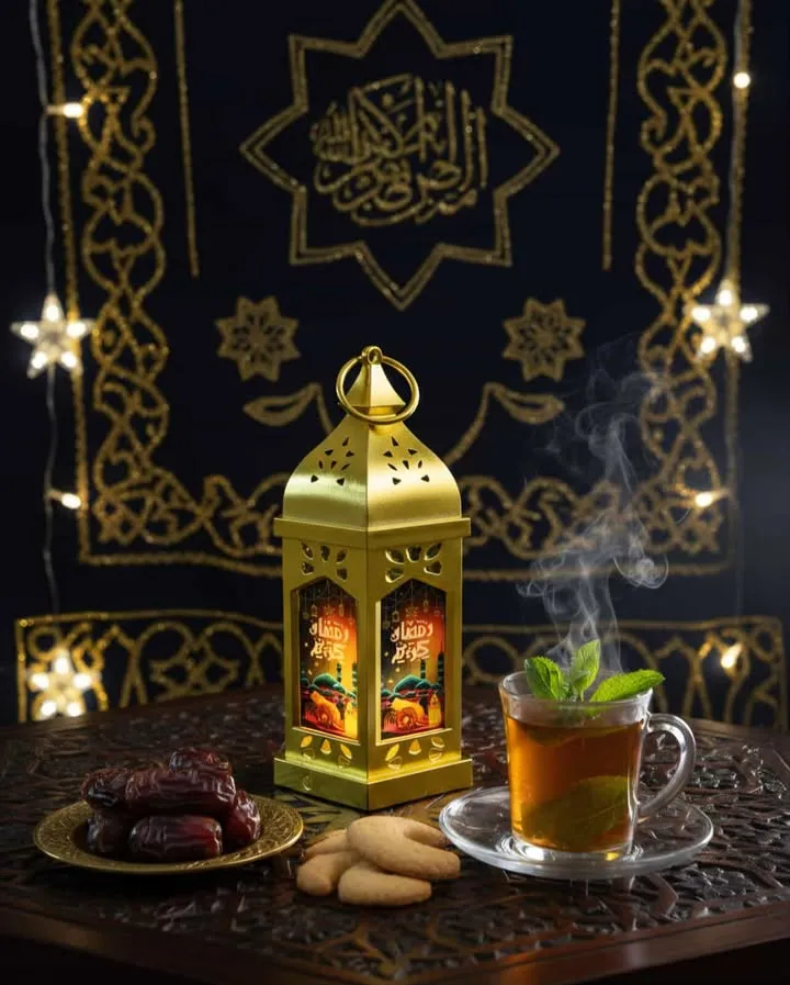 Lanterne décorative dorée avec lumière LED intégrée