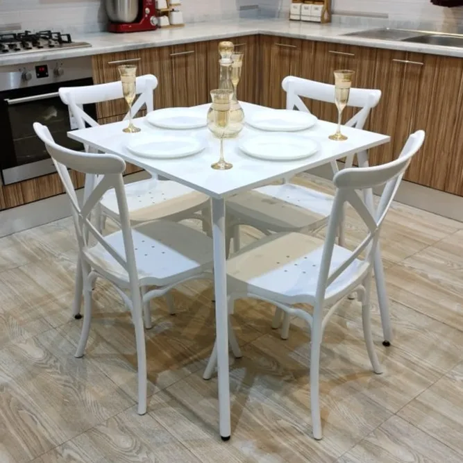 Table avec 4 Chaises